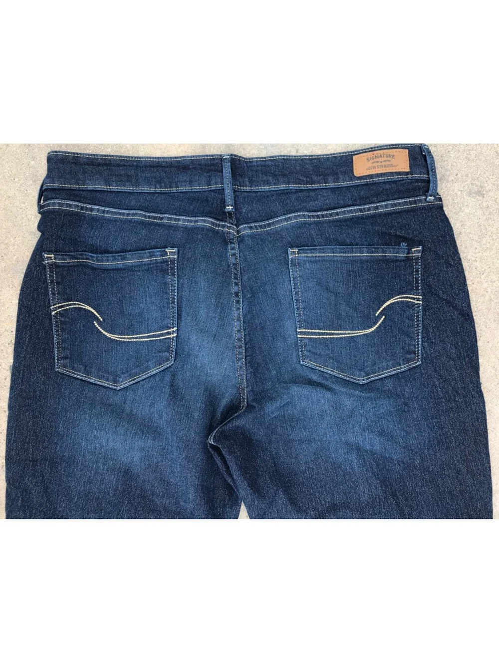 Levi's Classic Bootcut Jeans Women's Size 18M  34x32 Blue Dark Wash Denim